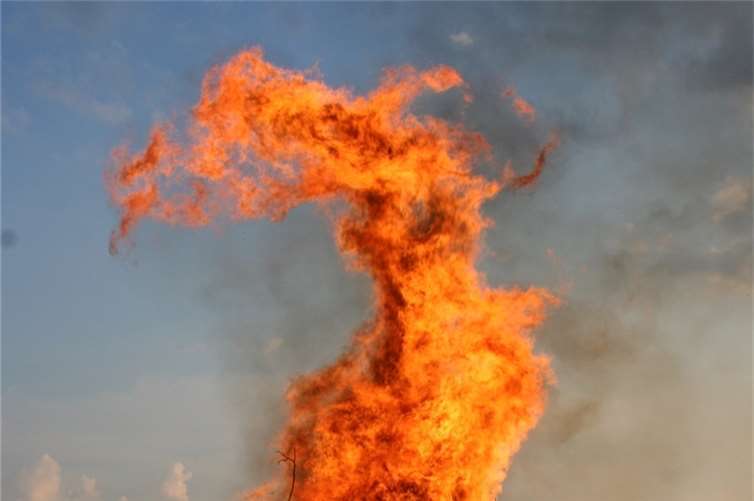 Das Osterfeuer wird vom katholischen Pfarrer Dörrenbächer entzündet.