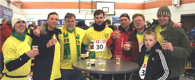 Das PJG-Team feiert seinen Erfolg beim Staffel-Marathon und das 45-jährige Bestehen der Traditions-Fußball Mannschaft mit Sekt in der Turnhalle. Privat