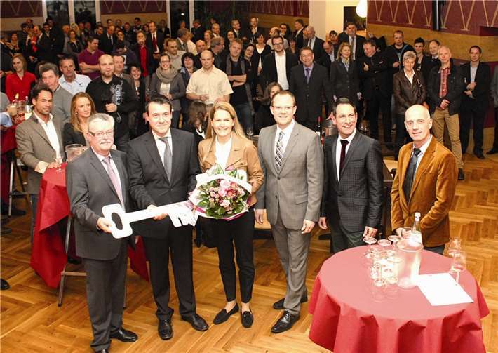 Das Pächterehepaar Meike und Torsten Carll (2.v.l.) erhielt aus den Händen der Dagernova-Vorstandmitglieder Friedhelm Nelles (l.), Thomas Monreal (3.v.r.) und Günter Schüller (2.v.r.) sowie Architekt Hans-Jürgen Mertens (r.) den symbolischen Schlüssel zur Eröffnung des Culinariums. BÜN