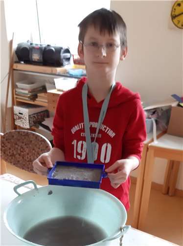 Das Papier wird geschöpft.