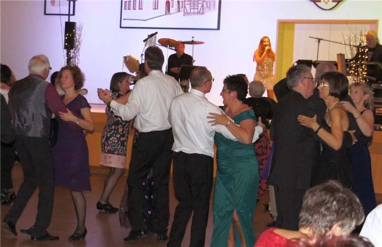 Das Parkett war praktisch den ganzen Abend lang mit begeisterten Tänzern gefüllt.