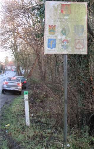 Das Partnerschaftsschild an der L158 soll durch die Bürger Hans Kahlenborn und Erhard Schoppert wieder in neuem Glanz erstrahlen. Foto: privat