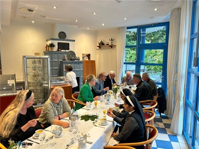 Das Patronatsfest bot Gelegenheit zum Austausch zwischen Mitarbeitenden, Bewohnern, Ehrenamtlichen, Mitgliedern des Fördervereins und Ordensschwestern. Foto: privat