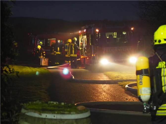 Das Personal des Mannschaftstransporters richtete an dem Hydranten in der Kreisstraße eine Wasserversorgung her und verlegte querfeldein die Schläuche zum Löschfahrzeug.Quellen: Freiwilligen Feuerwehr Dieblich
