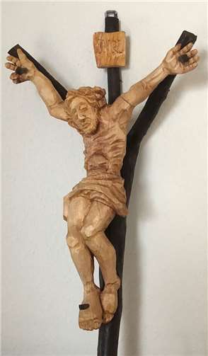 Das Pestkreuz wurde am Vereinsheim der Kulturgemeinschaft angebracht. Fotos: privat