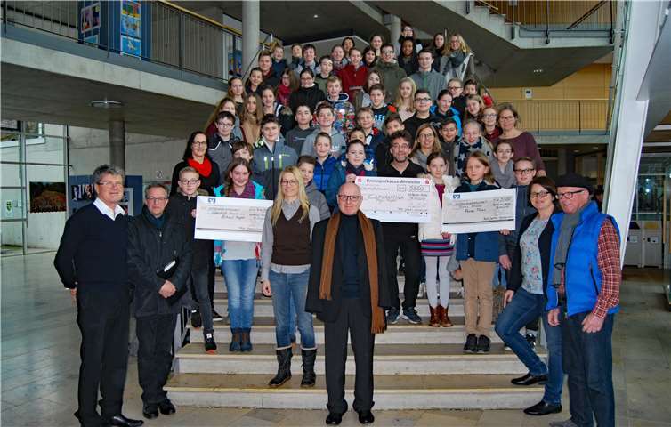 Das Peter Joerres Gymnasium übergab 13.200 Euro an soziale Projekte.  Peter Joerres Gymnasium