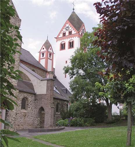 Das Pfarrfest findet auf der Wiese am Pfarrheim im Schatten der Kirche statt. privat