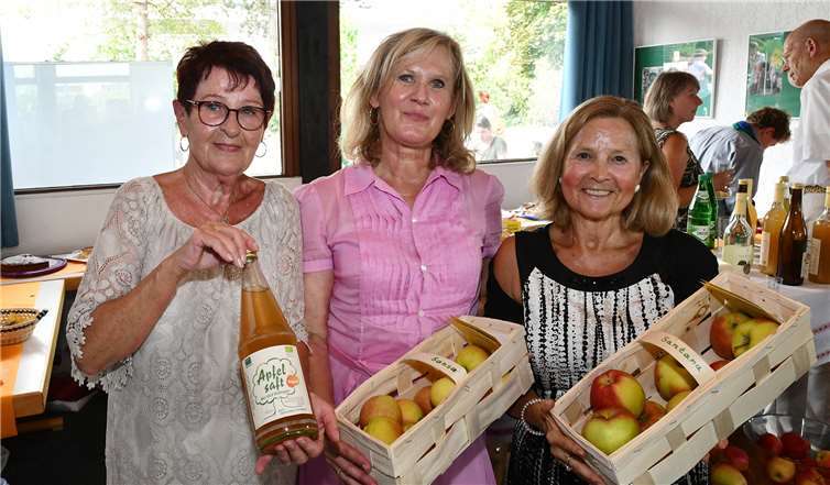 Das Pfarrfest stand unter dem Motto „der Apfel“. Luzia Maiwald (v.li.n.re.), Renate Gotken und Gudrun Faßbender präsentierten eine Auswahl des Angebots. Fotos: -RASCH-