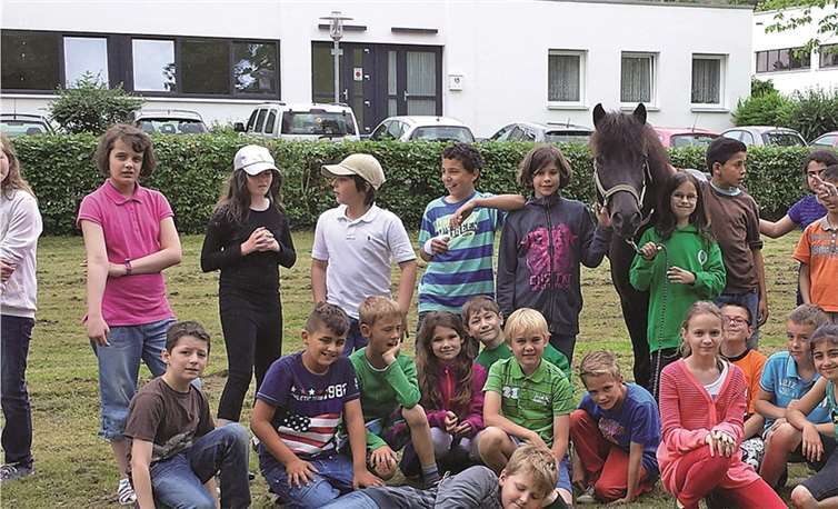 Das Pferd Neri besuchte die Kinder der 4B in der Evangelischen Grundschule Meckenheim. privat