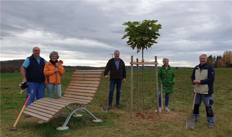 Das Pflanzteam v. links nach rechts: Werner und Doris Schmidbauer, OB B. Kuhn, Andrea Simon, Marco Kroppach. Foto: privat