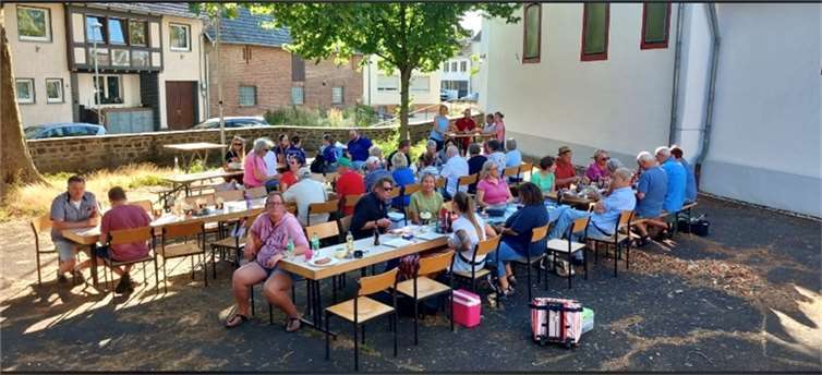 Das Picknick fand unter den Bäumen des Alten Schulhofes statt. Foto: Privat