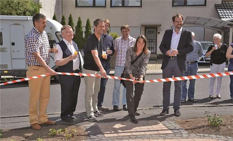 Das Planungs- und Bauteam der Sitzecke (v.re. im Vordergrund): Christof Wölk (Stiftungsratsvorsitzender), Dieter Honrath, Oliver Seibel, Armin Kimmel, Dr. Annette Eichele und Stefan Witzler. Es fehlen: Claudia und Dieter Reime, Aaron Kirsch und Dr. Johannes Schrenk. Dietmar Metz