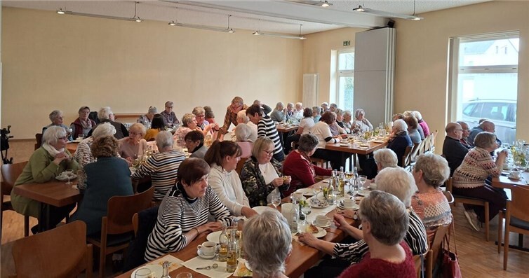 Das Planungsteam der Ehrenamtsinitiative konnte bei ihrem ersten Kaffeeklatsch 60 Frauen und Männer im Pfarrsaal begrüßen.Foto: Marita Krämer