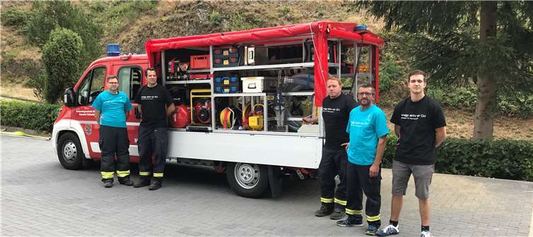 Das Planungsteam vor dem durch Innogy „Aktiv vor Ort“ geförderten MZF-1 der Feuerwehr Volkesfeld.Archiv Feuerwehr Volkesfeld