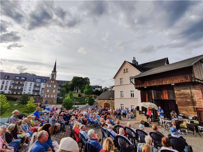 Das Plateau vor dem historischen Kannofen am Töpferplatz war mit fast 400 Besuchern bis auf den letzten Platz gefüllt. Foto: Jugend- und Kulturzentrum „Zweite Heimat“
