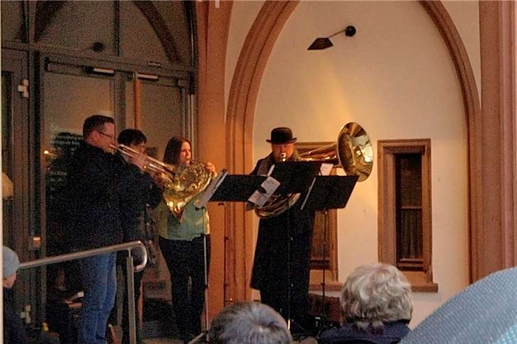 Das Platzkonzert von Frechblech erfreute die Zuhörer vor dem alten Rathaus. privat