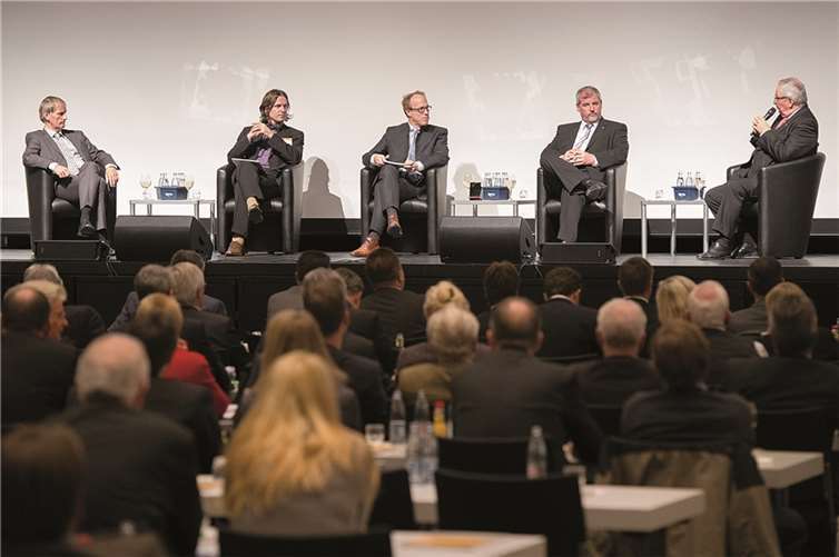 „Das Podium des Abends (v.li.): Dr. Holger Krawinkel (Fachbereichsleiter Bauen, Energie und Umwelt im Verbraucherzentrale Bundesverband), Prof. Timo Leukefeld (Experte für Energieautarkie), Christian Schröder (Unternehmenssprecher EVM und Moderator), Manfred Sattler (Bürgermeister der Ortsgemeinde Wassenach und Präsident der IHK-Koblenz) und Prof. Dr. Klaus Töpfer (Bundesumweltminister a.D. und langjähriger Direktor des UN-Umweltschutzprogramms UNEP).“ Homann