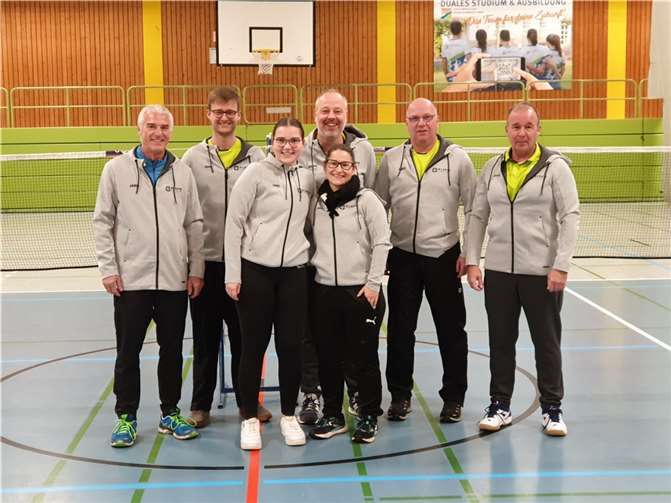 Das Polcher Team freute sich über die von der Elsen Logistik GmbH zur Verfügung gestellten Trainingsanzüge.  Foto: M. Schulte