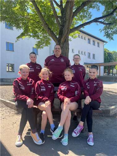 Das Polcher Team: (vorne v.l.n.r.): Felicia Tetzlaff, Nele Koch, Thea Reitz und Anike Jörg; (hinten v.l.n.r.): Delilah Wachall, Dirk Erbele und Joy-Celina Böffgen.  Foto: privat