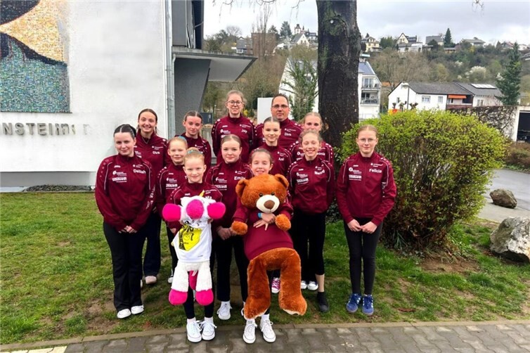 Das Polcher Team: (vorne v.l.n.r.): Romy Reitz und Nele Koch(mittig v.l.n.r.): Delilah Wachall, Thea Reitz, Lena Schneck, Anike Jörg, Emily Huppertz und Felicia Tetzlaff(hinten v.l.n.r.): Trainerin Leonie Erbele, Sophie Daheim, Joy-Celina Böffgen, Trainer Dirk Erbele und Marie Daheim.