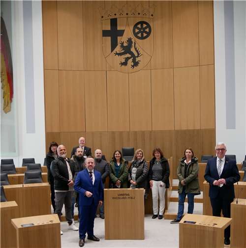 Das Polizei-Präventions-Team des Präsidiums Koblenz im Plenarsaal des Landtags mit Stephan Wefelscheid, Parlament. Geschäftsführer Freie Wähler-Fraktion (vorne li.) und Innenminister Roger Lewentz (re.). Quelle: Freie Wähler RLP