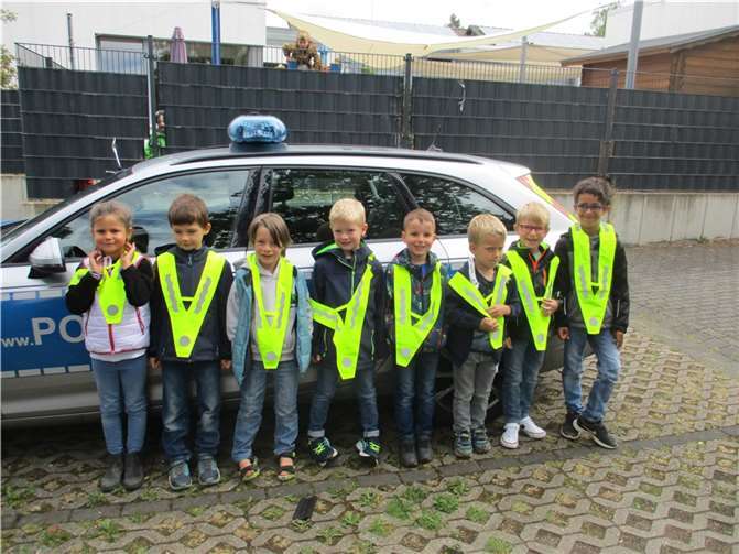 Das Polizeiauto und insbesondere Blaulicht und Sirene waren für die Kinder das coolste.  Foto: privat