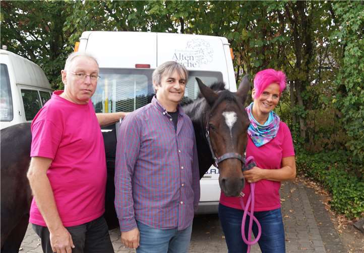 Das Pony to go Team mit Heimleitung; Von l nach r: Lothar Sänger, Michael Isack, Heimleitung „Kinderheim an der Alten Eiche“, Verci, Ulrike Sänger, Heilpädagogin. privat