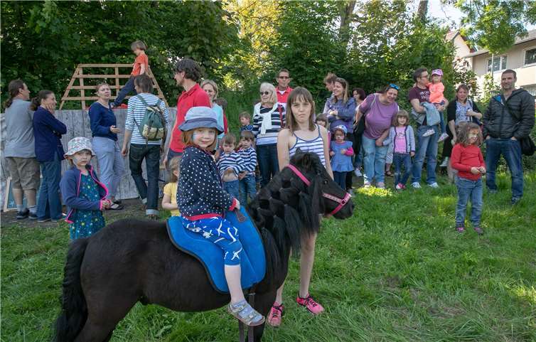 Das Ponyreiten war beim Fest anlässlich der Einweihung des Ortseingangs sehr beliebt bei den Kindern.