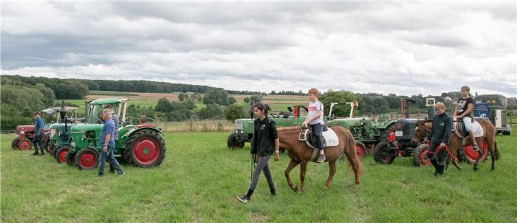Das Ponyreiten war ebenso beliebt wie die Traktorausstellung am Rande der Kirmes in Züllighoven.