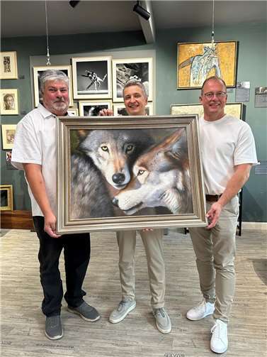 Das Porträt der Wölfe von Christiane Vleugels ist eines der Exponate der Ausstellung „Of humans and animals“ in „Peters Kunstzimmer“. Der Galerist Peter M. Kretek (Mitte) freute sich Jörg Lempertz (rechts), Bürgermeister VG Mendig, und Stadtbürgermeister Achim Grün (links) in seiner Ausstellung begrüßen zu können.  Foto: Stefan Pauly/VG-Verwaltung Mendig