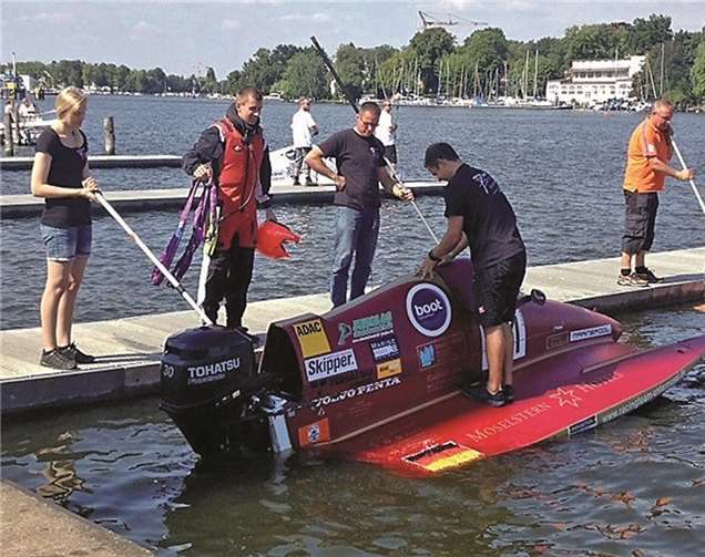 Das Powerboat Racing Team Moselstern bei ihrem Boot.privat