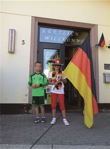 Das Präsentieren der deutsche Nationalflagge durfte natürlich auch nicht fehlen.