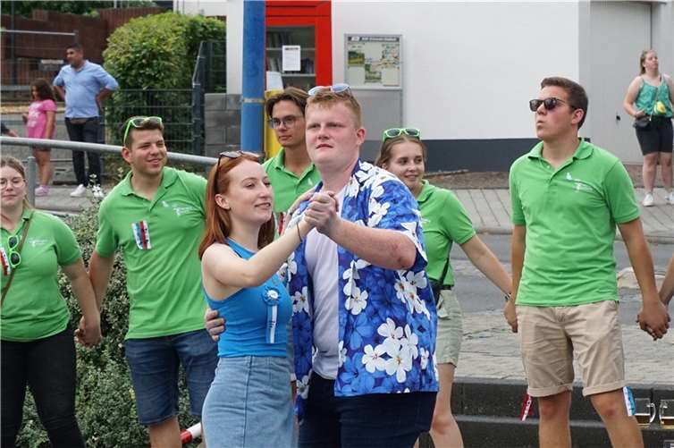 Das Präsidentenpaar Charlotte Blum und Marcel Gilles beim obligatorischen Walzer unter der Kirmeskrone.
