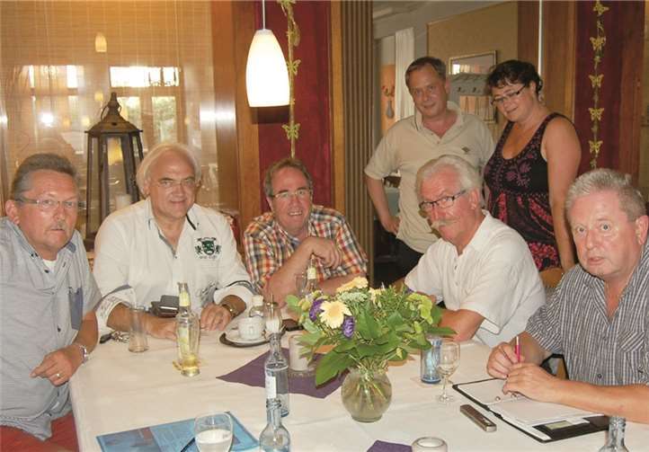 Das Präsidium der RKK traf sich zu vorbereitenden Gesprächen für das Jahrestreffen mit den Spitzen der KG Bad Breisig. sitzend v.li: Wilfried Scheffler (KG), Hans Mayer, Theo Schäfges, Willi Fuhrmann (alle RKK), Hartmut Sielaff (KG). Stehend: Markus Feix und Andrea Weiß (beide KG). -FA-