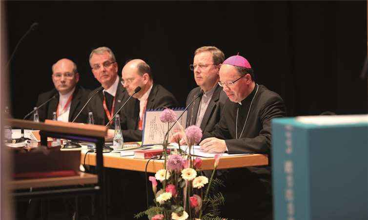 Das Präsidium der Synode mit Bischof Dr. Stephan Ackermann, Generalvikar Monsignore Dr. Georg Bätzing, und den Weihbischöfen Robert Brahm, Jörg Michael Peters und Dr. Helmut Dieser.Helmut Thewalt