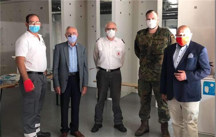 Das Präsidium des DRK-Bezirksverbandes Koblenz während des Besuches der Corona-Teststation am Flughafen Frankfurt-Hahn.Quelle: DRK-Bezirksverband Koblenz e.V.