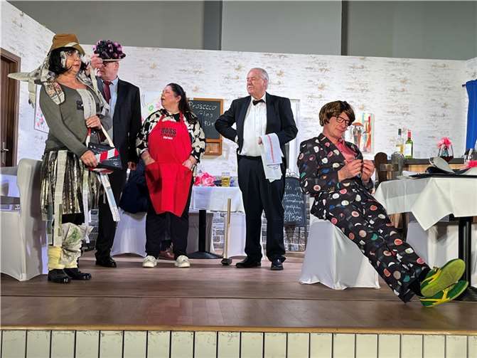 Das Premierenpublikum war begeistert. Quelle: Theatergruppe im Kirchspiel Urbach