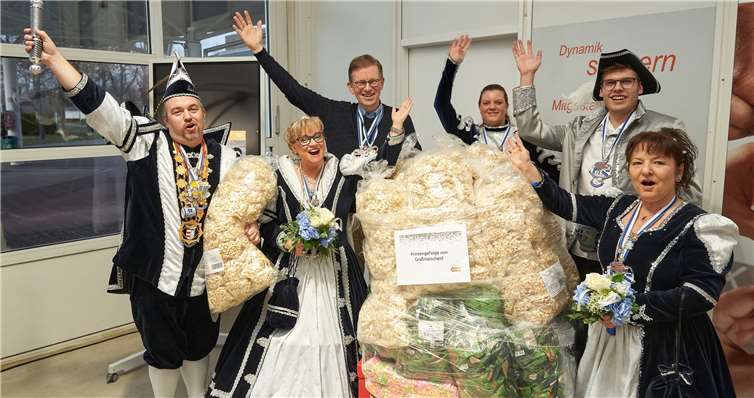 Das Prinzengefolge aus Großmaischeid war unter den 11 Gewinnern der evm-Palettenparty und freut sich über das Wurfmaterial. Foto: evm/Frey.