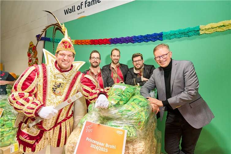 Das Prinzenpaar Brohl 2024/2025 belegte bei der evm-Palettenparty den zweiten Platz und freut sich über die Palette mit Wurfmaterial. Foto: evm/Sascha Ditscher