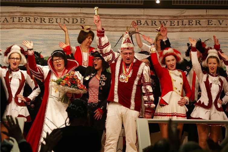 Das Prinzenpaar Elmar I. und Gaby I. wurde im Saal Hüllen begeistert empfangen. Fotos: SES
