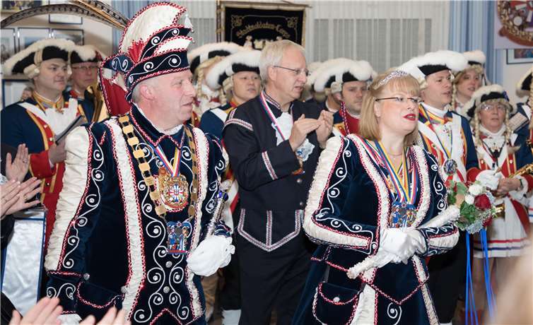 Das Prinzenpaar Juppi I und Regina Ierschienen in prunkvollen Uniformen angemessen zur besonderen Session.