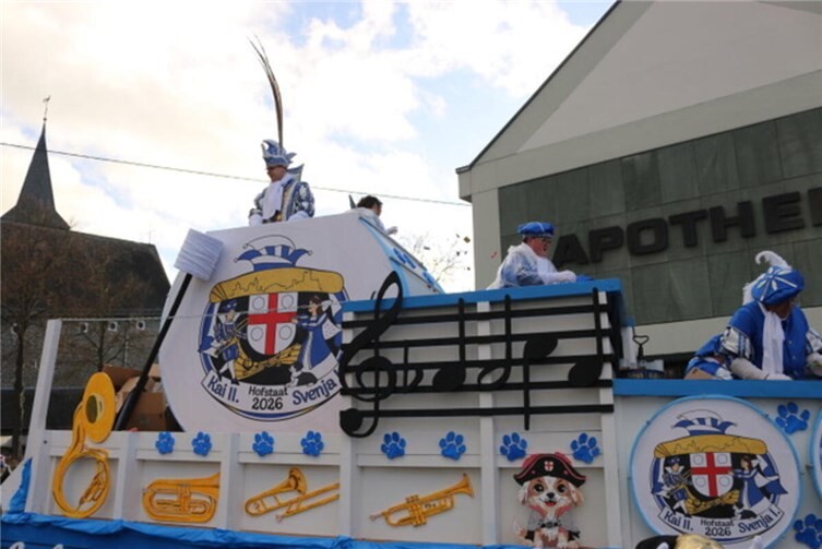 Das Prinzenpaar, Kai II. und Svenja I., grüßte die Zuschauer aus einer großen Trommel heraus.