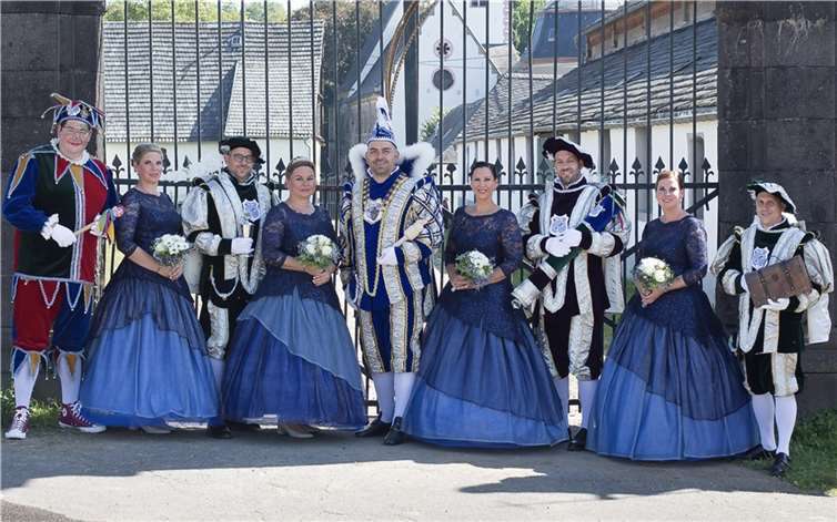 Das Prinzenpaar Marco I. und Tanja sind mit ihrem Gefolge bereit für die Übernahme ihrer närrischen Ämter.  Foto: KG 1827 Heimbach