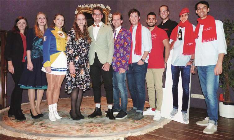 Das Prinzenpaar Susanne (Suse) Ternes und Simon Schumacher (4. und 5. von links) mit seinem Hofstaat. Fotos: FRE