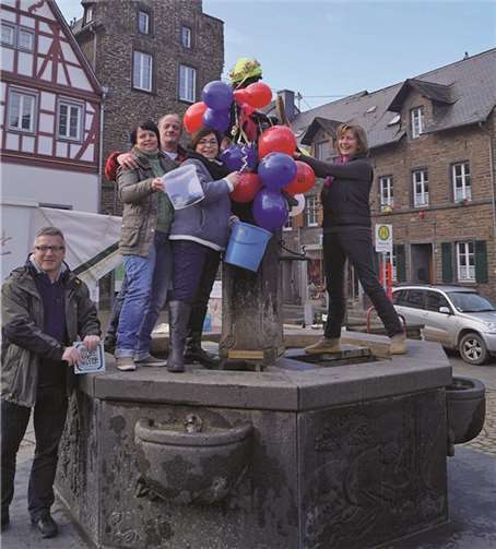 Das Prinzenpaar Werner II. und ihre Lieblichkeit Andrea I. (links oben) halfen bei der Aktion fleißig mit. TT