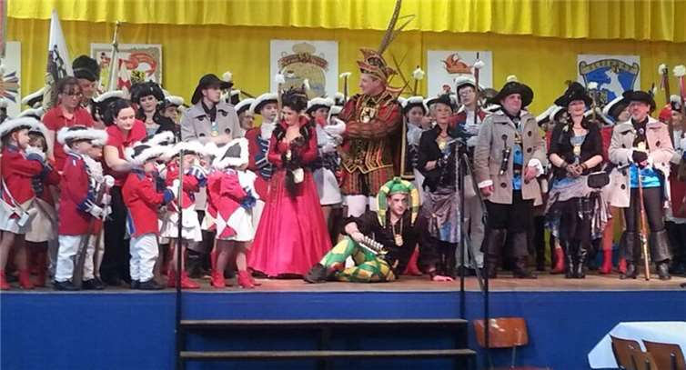 Das Prinzenpaar auf der Bühne mit Hofstaat und den Kinderfunken. Fotos: MM