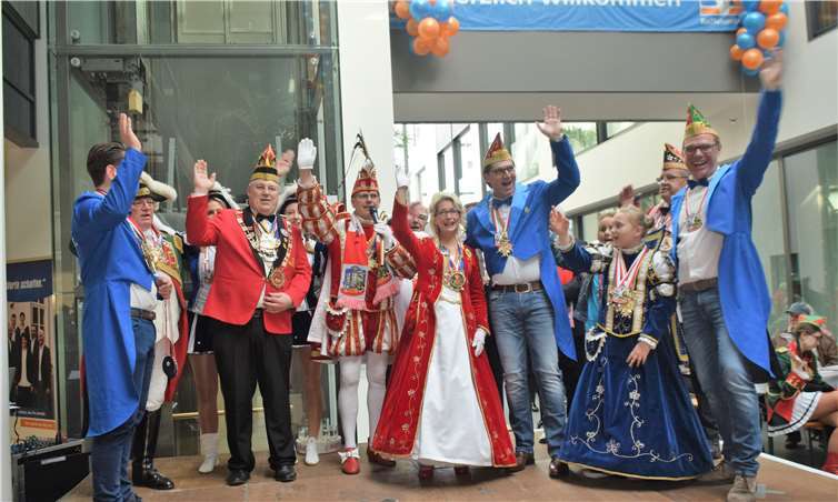Das Prinzenpaar aus Oberdrees, Prinz Norbert I. und Birgit I., übergab Marcel Richter und Willi Hohn seinen Orden.Fotos: EICH
