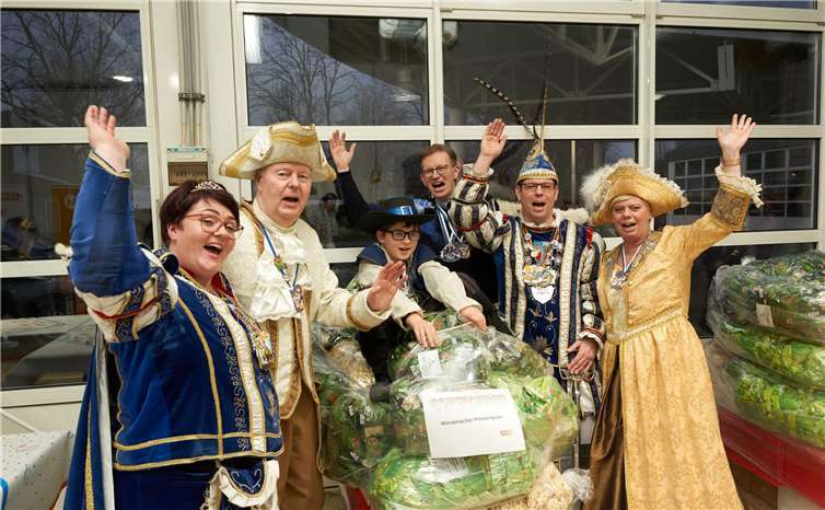 Das Prinzenpaar aus Wassenach war unter den 11 Gewinnern der evm-Palettenparty und freut sich mit seinem Gefolge über das Wurfmaterial. Foto: evm/Frey.