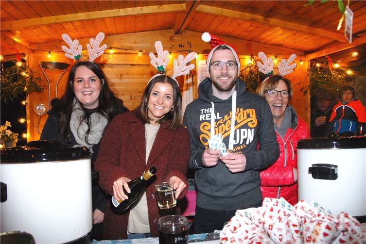 Das Prinzenpaar der Session 2020 schenkte Glühwein aus am Stand von Rot-Weiß.