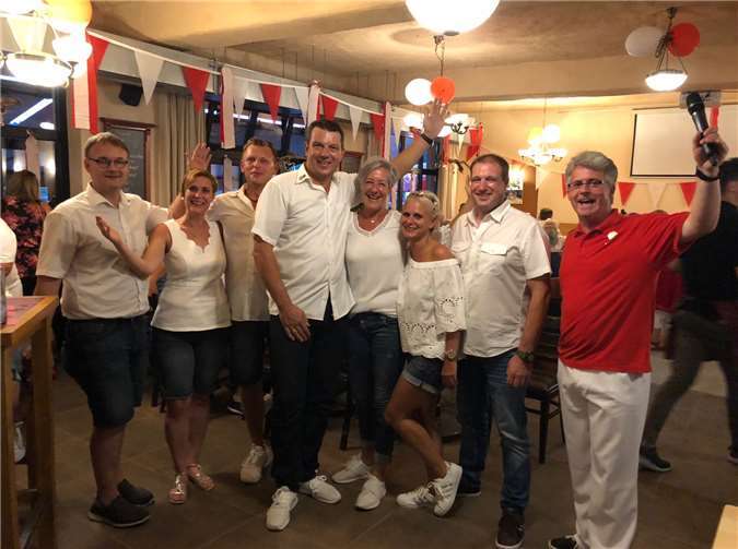 Das Prinzenpaar der kommenden Session: Alexander und Sandra Krahe (Mitte) mit Hofstaat und KG-Vorsitzendem (r.). AB